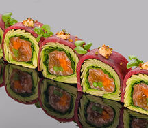 Ролл сашими с тунцом Еллоуфин, лососем и авокадо