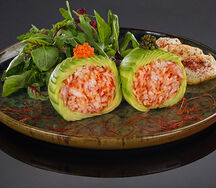 Большой тартар из краба с соусами Понзу и Спайси и тремя видами икры