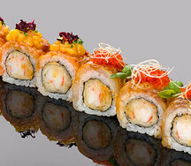 Ролл с обжаренным лососем, сибасом и креветкой темпура