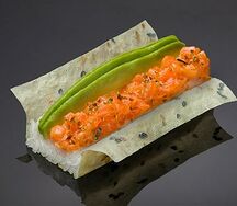 Хенд ролл с лососем в остром соусе в маменори