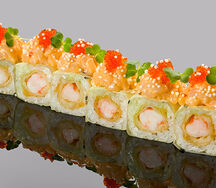 Ролл в маменори с креветкой темпура, гребешком и соусом Спайси