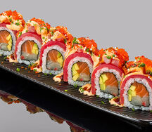 Ролл никкей из тунца Еллоуфин, лосося, сибаса в остром соусе