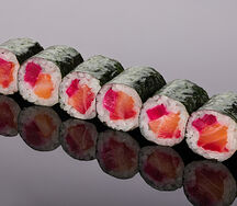 Ролл со слабосоленым лососем Гравлакс и маринованным луком