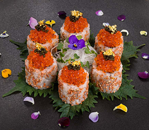 Ролл из тунца Блюфин, лосося, икры форели с японскими маринованными овощами