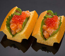 Японский яичный бисквит с лососем и икрой форели в медово-горчич. соусе