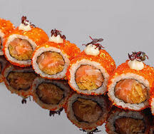 Хрустящий ролл из лосося с жареным луком, тобико и кунжутом Юзу