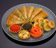 Ассорти блинов с мини оладушками с двумя видами икры и слабосоленый лос