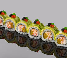 Ролл с камчатским крабом, тигровыми креветками в авокадо с тобико