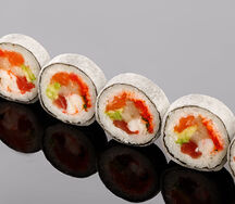 Ролл из тунца Еллоуфин, камчатского краба, лосося, лакедры с соусом Спайси