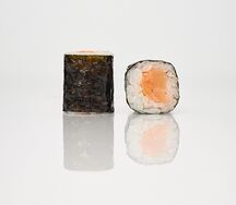 Ролл с копченым лососем