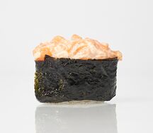 Гункан с лососем