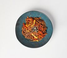 Вок с говядиной в устричном соусе