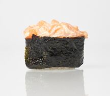 Гункан с копченым лососем