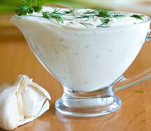 Сметана с чесноком