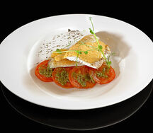 Судак с томатами и соусом песто