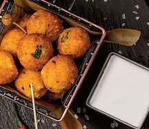 Сырные шарики с домашним чесночным соусом