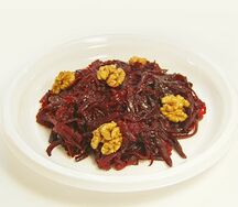 Свекла с чесноком и орехами