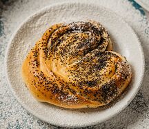 Булочка с маком