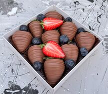Клубника в шоколаде с голубикой Коктейль Мертилла размера S