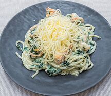 Паста с креветками и шпинатом