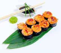 Теплый острый ролл с курицей