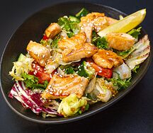 Салат с лососем гриль