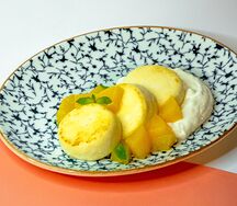 Сырники с пломбирным соусом и персиками