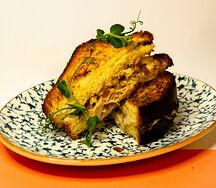 Сэндвич с томлёной курицей и соусом субиз