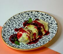 Маковые сырники с ванильным кремом и вишней