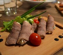 Рулеты из телячьего языка со сливочным кремом