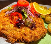 Шницель из куриной грудки с обжаренным картофелем