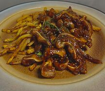 Жареные свиные ушки с хрустящей картошечкой