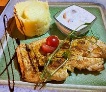 Куриная отбивная с картофельным пюре и соусом из белых грибов со сливками