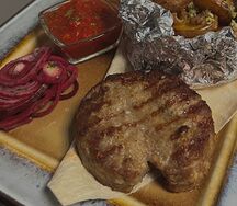 Котлета из курицы с обжаренным картофелем со шкварками