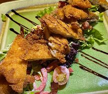 Салат с хрустящей курицей и крошкой из бекона