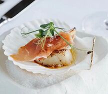 Гребешки в раковине с хамоном