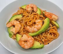 Спагетти Том ям с креветками и авокадо