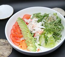 Салат с камчатским крабом, томатами и авокадо