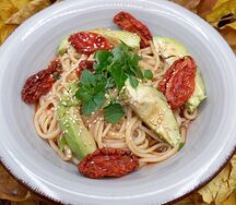 Спагетти с авокадо и вялеными томатами Veg