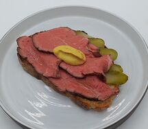 Брускетта с ростбифом