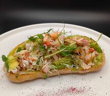 Брускетта с крабом и авокадо