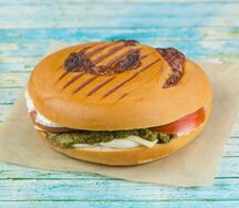 Сэндвич с соусом Песто