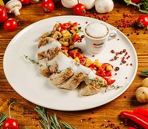 Куриное филе с овощным соте и соусом капучино