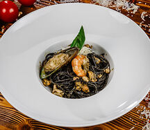 Спагетти Неро с морепродуктами и соусом Песто