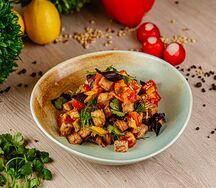 Баклажаны с помидорами, чесноком и пряными травами