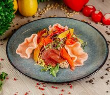 Севиче из тунца с креветочными чипсами