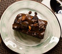 Брауни Рок Слайд с карамелью и орехом