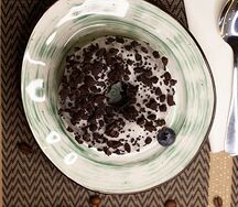 Донат с белой глазурью и кусочками печенья