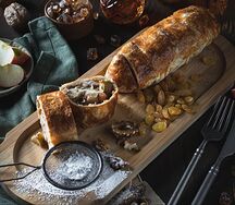 Штрудель с яблоком, изюмом и орехами
