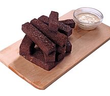Чесночные гренки с соусом BBQ